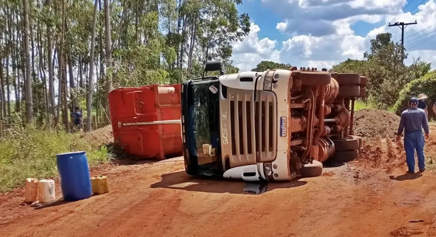 Uma carreta da SEDERMA de Sidrolândia tombou nesta quinta-feira no Assentamento Capão Bonito.